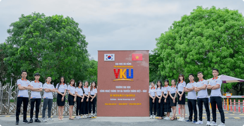 Đại Học Công Nghệ Thông Tin và Truyền Thông khuyến khích sinh viên tham gia vào các cuộc thi lập trình và toán học